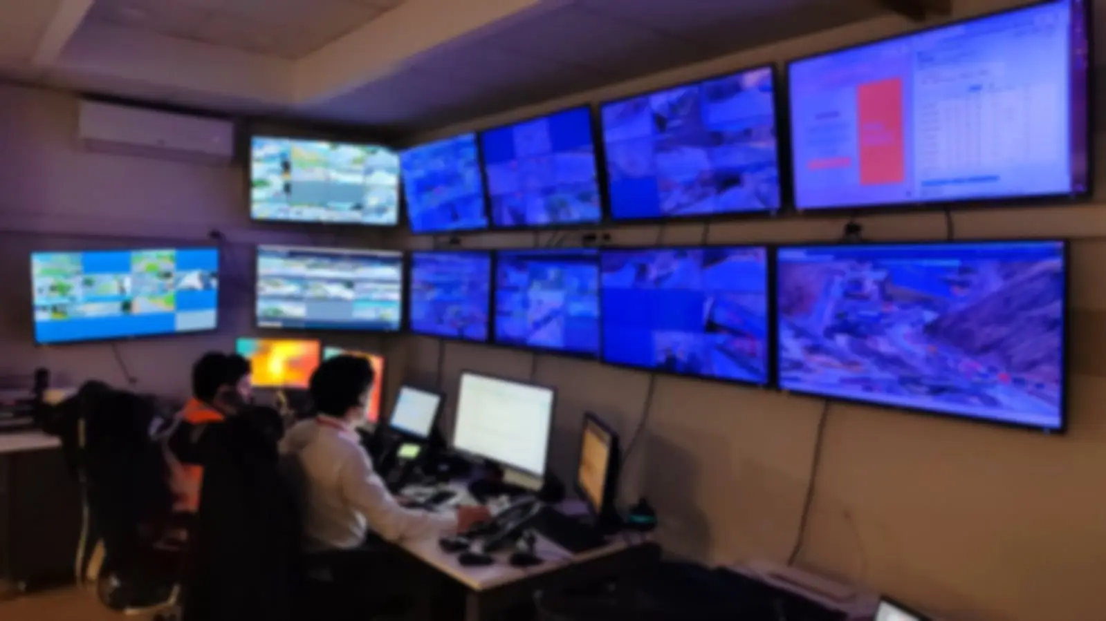 Sala del Centro Control Carretera operada por 2CR, con muros de monitores CCTV