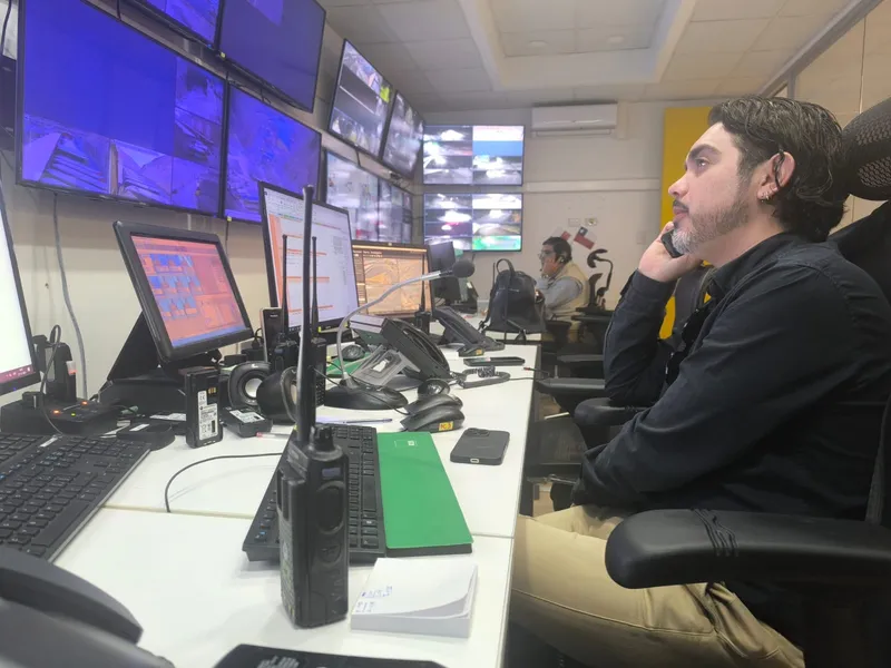 Operador en comunicación radial con conductores